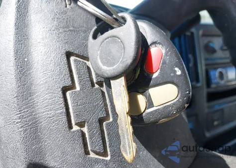 2004 Chevrolet Express from USA, damaged, VIN 1GCGG25U241229961